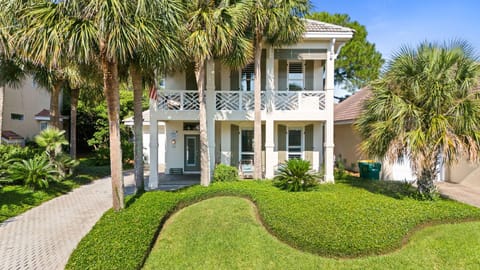 Beautiful vacation home in Destiny West with FREE 6 passenger GOLF CART!