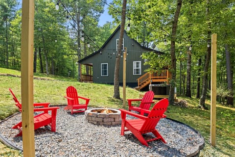 Hot tub, fire pit, serenity in the woods