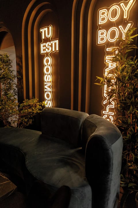 Lobby lounge