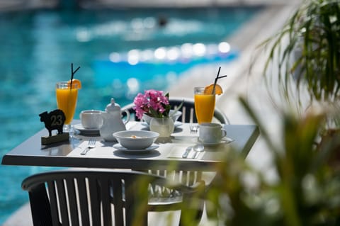 Daily buffet breakfast for a fee
