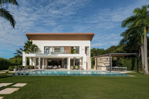 Lagos 28 - Modern villa with amazing lake views with chef and service staff (7771)