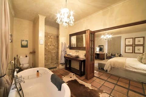 Superior Double Room, 1 King Bed, Ensuite, Garden View | Bathroom | Rainfall showerhead, free toiletries, hair dryer, bathrobes