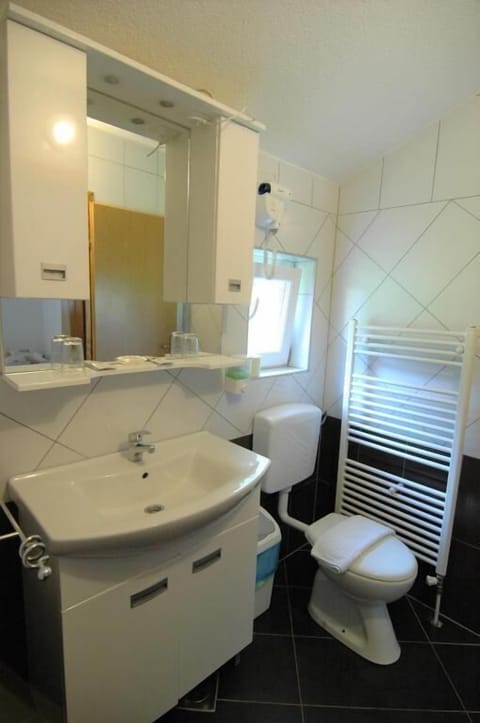 Family Studio, Kitchen, Courtyard View | Bathroom | Shower, free toiletries, hair dryer, towels
