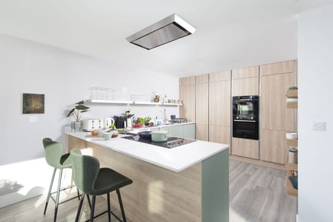 Kitchen with dishwasher, cooker, hob and cookware - Redshank