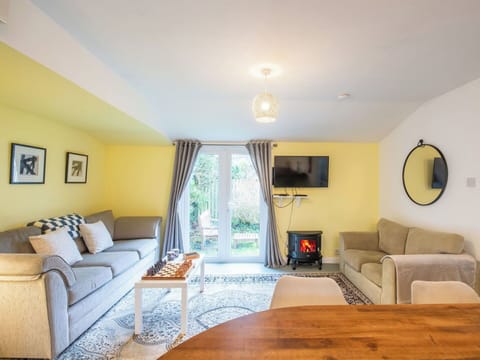 Furniture, Interior Design, Wall, Couch, Flooring, Wood, Floor, Living Room, Ceiling, Room