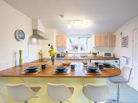 Furniture, Interior Design, Countertop, Kitchen, Flooring, Kitchen Appliance, Wood, Ceiling, Chair, Kitchen & Dining Room Table