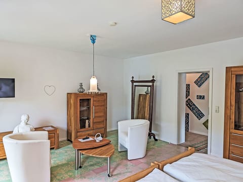 Bed, Furniture, Bedroom, Bedding, Interior Design, Flooring, Wall, Bed Sheet, Floor, Wood