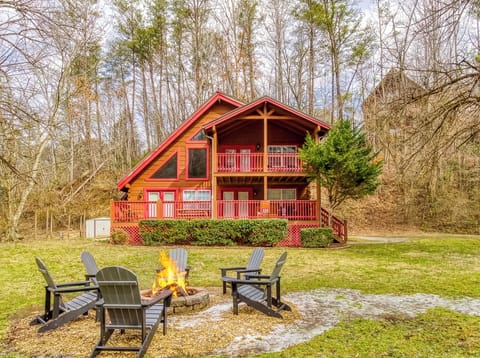 Gatlinburg Cabin "Ole Red" - Cabin and fire pit area