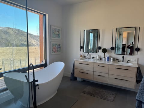 Expansive views of Mountains and Snowmass House in El Jebel