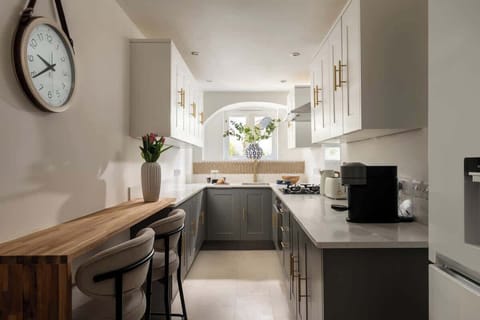 Wake up, wander in, pop the kettle on. This sunlit kitchen’s got everything you need - plus a breakfast perch made for lazy starts.