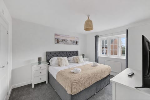 Bedroom one features a zip and link bed set up as two single beds by default or can be zipped together as a king size bed upon request. Fresh linen and towels are provided.