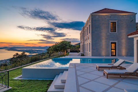 Enjoy the private heated infinity swimming pool (50 m2) with breathtaking panoramic sea views.