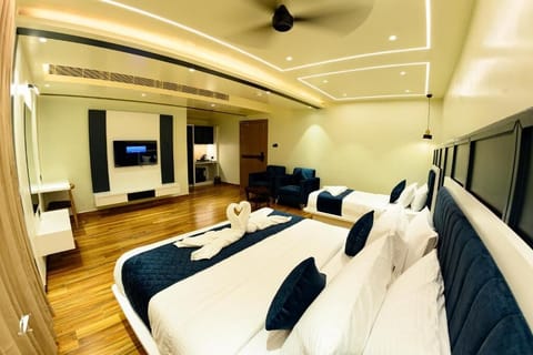 Family Room | In-room safe, desk, free WiFi