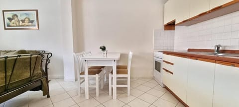 Superior Apartment, Sea View | Dining