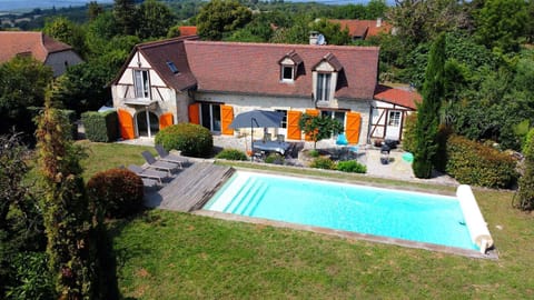 View from the back with the swimming pool
