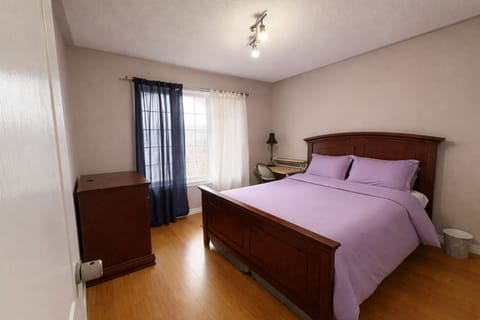 Private Bedroom — Queen Size Bed