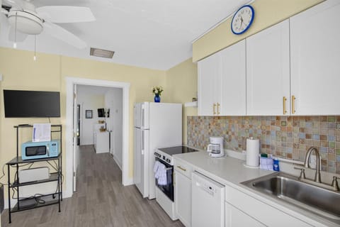LOCATION!Lovely Venice Villa  2 min walk to beach (8572)