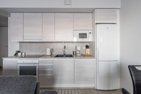 Fully equipped modern kitchen with sleek finishes – everything you need to whip up a home-cooked meal.