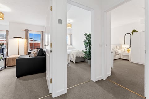 Modern 2-Bed Flat with Flexible Beds Apartment in Warrington