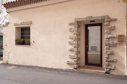 Comfort Room | Exterior detail