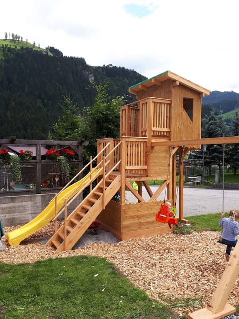 Apartment 'Stockinger B4' with Mountain View, Shared Garden and Wi-Fi Apartment in Salzburgerland