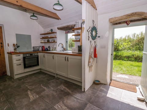 Cottage | Private kitchen | Cookware/dishes/utensils