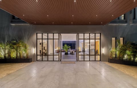 Lobby lounge