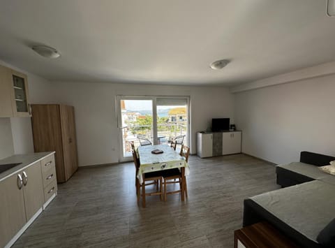 Apartment (One bedroom apartment 3) | Living room | 32-inch Smart TV with satellite channels