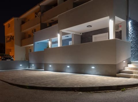House (Eight Bedroom Holiday Home with Hot-T) | Exterior