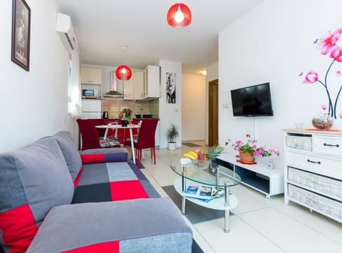 Apartment (One Bedroom Apartment with Balcony) | Living room | 32-inch flat-screen TV with satellite channels, table tennis