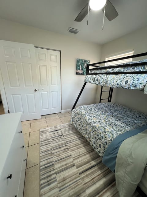 3BR, Family friendly Coastal Home with Fire Pit & Fenced Yard House in Tarpon Springs