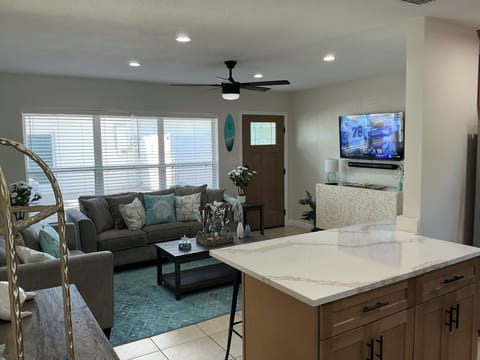 3BR, Family friendly Coastal Home with Fire Pit & Fenced Yard House in Tarpon Springs