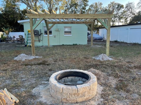 3BR, Family friendly Coastal Home with Fire Pit & Fenced Yard House in Tarpon Springs