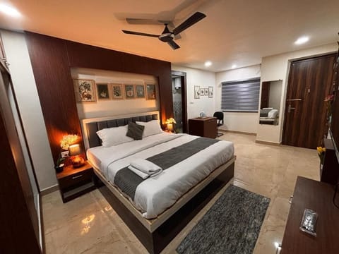 Junior Studio Suite, Balcony, City View | Desk, blackout drapes, iron/ironing board (on request), WiFi (free)