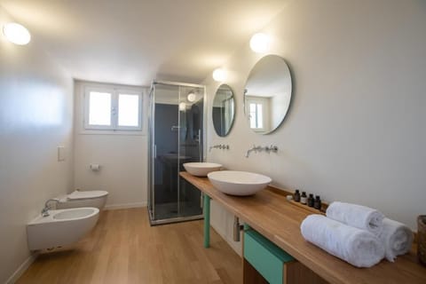 Deluxe Double Room, Garden View | Bathroom | Slippers