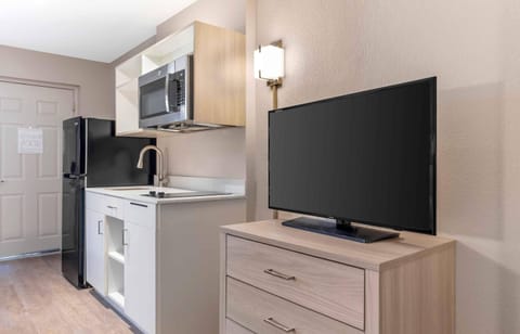 Standard Studio, 2 Queen Beds | Desk, laptop workspace, WiFi (free), bed sheets