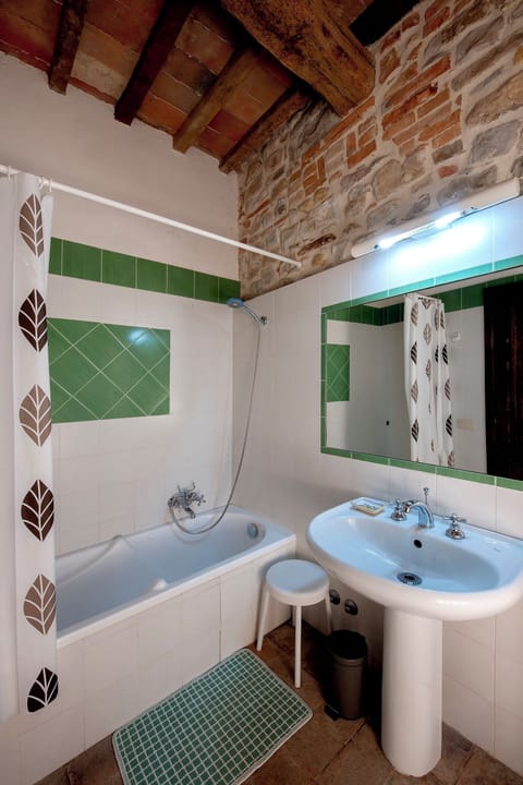 Villa of Artists in the Heart of Umbria / Under Construction House in Umbria