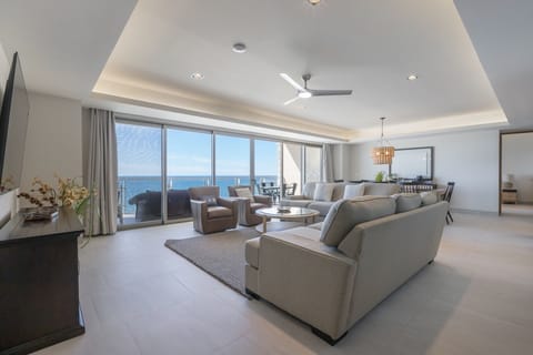 Spacious and elegant grand room.  10' ceilings with fully open deck access.  Stunning views of the Sea of Cortez