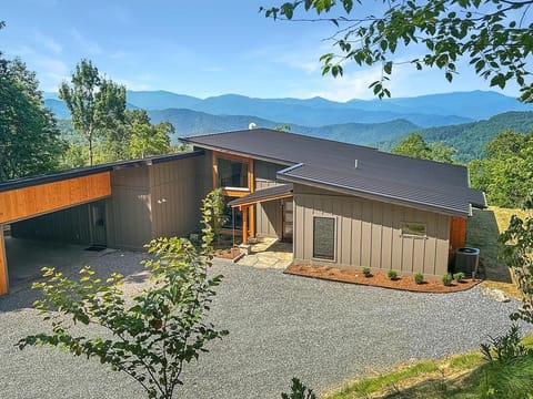 High-elevation modern cabin in Western North Carolina (WNC) showcasing contemporary architecture and expansive Great Smoky Mountains vistas.