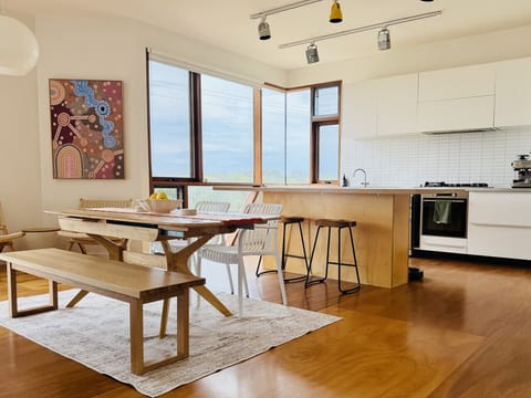 Spacious open-plan kitchen and dining area perfect for shared meals and relaxed coastal stays.