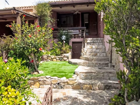 Shrub, Garden, Shade, Landscaping, Flagstone, Eco Hotel, Backyard, Houseplant