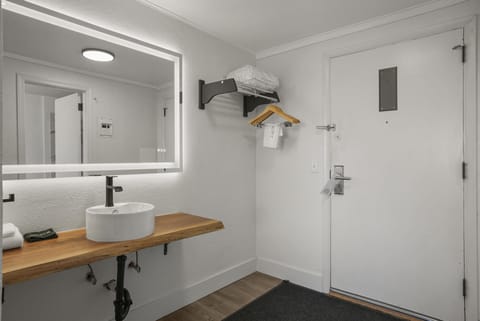 Premium 2 Queen Beds, Lake View image 1