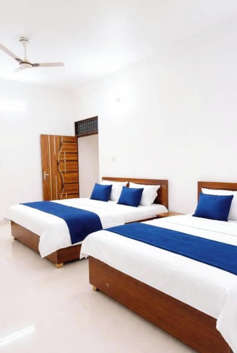 Deluxe Quadruple Room, Air conditioning | Hypo-allergenic bedding, desk, soundproofing, free WiFi
