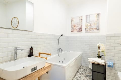 Comfort Double Room | Bathroom | Hair dryer, bidet, soap, shampoo