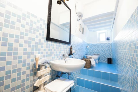 Deluxe Room | Bathroom | Hair dryer, bidet, soap, shampoo