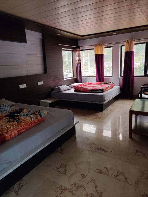 Deluxe Quadruple Room | Iron/ironing board, free WiFi