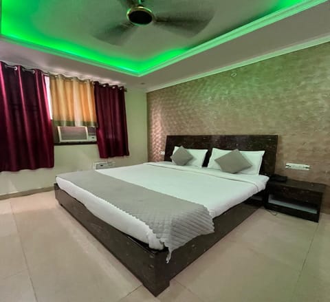 Deluxe Room | Desk, free WiFi