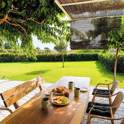 Outdoor dining area in the lush garden, perfect for relaxed meals or morning coffee. Surrounded by greenery and peaceful mountain and garden views. Only 3 km from Lixouri town and 3.5 km from the sandy Lepeda Beach