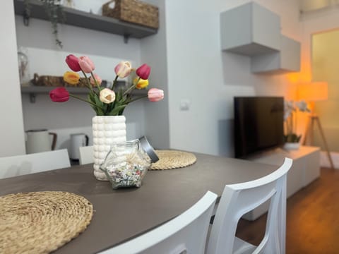 Deluxe Studio, Private Bathroom, City View | Dining