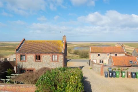 Tystie Cottage, Holt - Host & Stay